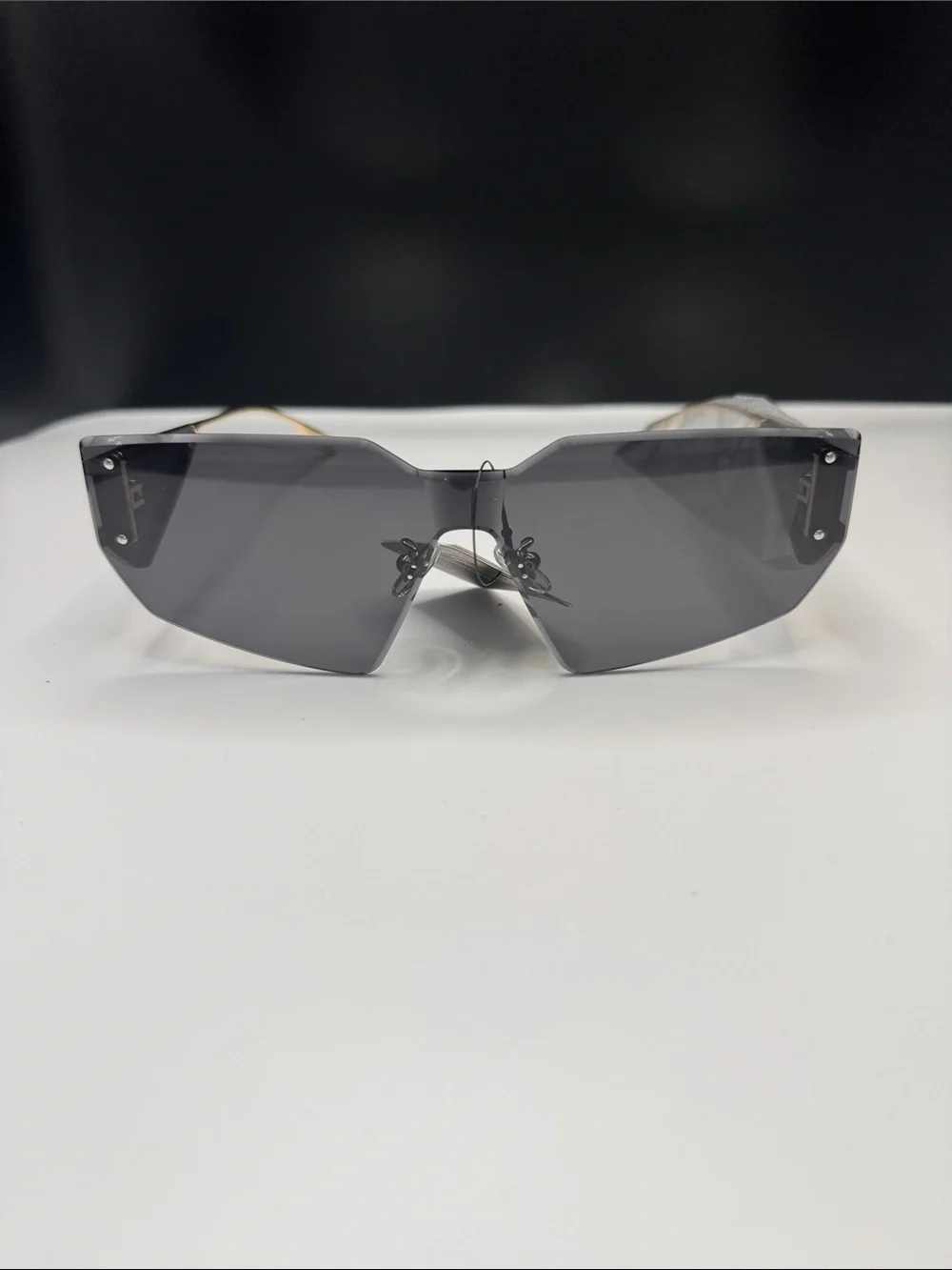 Stylish Women's Shield Sunglasses - Dark Gray Lens